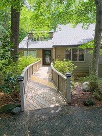 Building Photo - 106 Montrose Dr