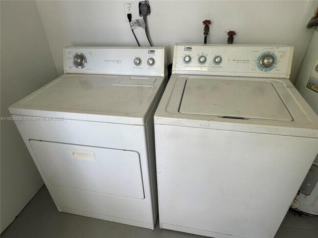 Building Photo - 3 bedroom in Dania Beach FL 33314
