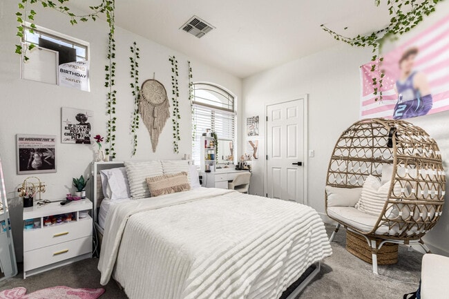 Building Photo - 2707 W Lamar Rd