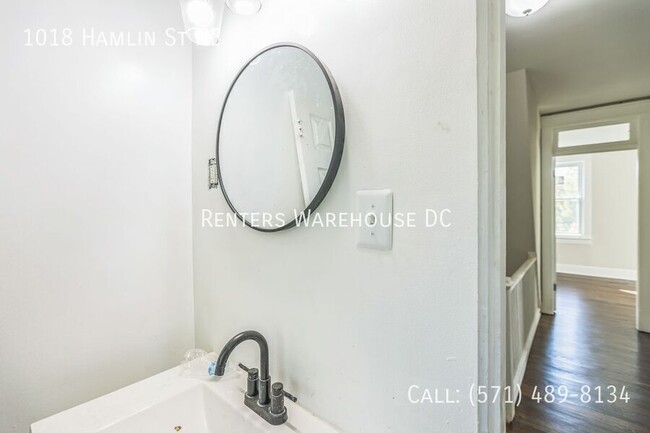 Building Photo - Newly renovated 3bd/1.5bth end unit TH Nes...