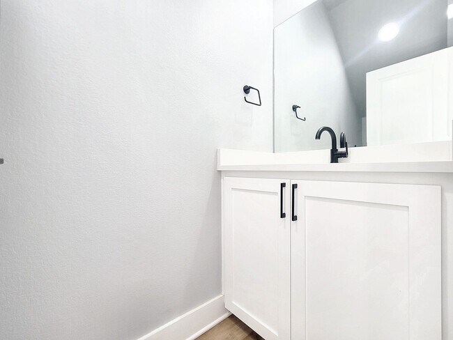 Building Photo - Sophisticated 3/BR 2.5/BS Home in Point Ve...