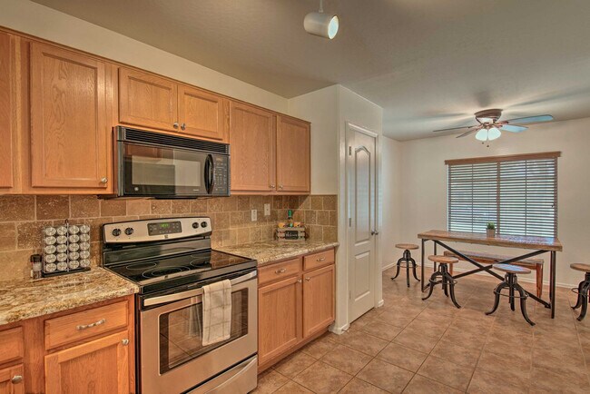 Building Photo - 1021 S 167th Ln