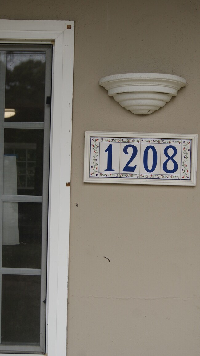 Building Photo - 1208 Lincoln Avenue