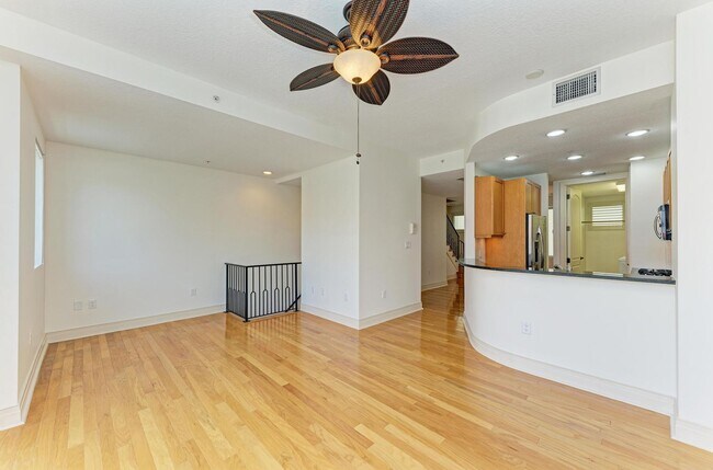 Building Photo - ANNUAL DOWNTOWN SARASOTA CONDO - WALK EVERYWHERE!