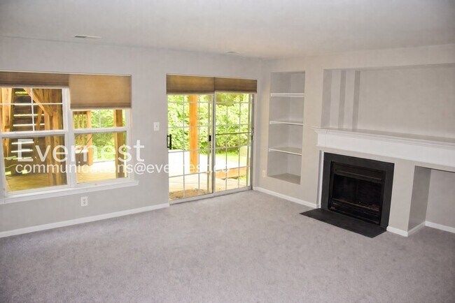 Building Photo - 3 Bed, 2.5 Bath Townhome with Modern Amenities / Available Soon!