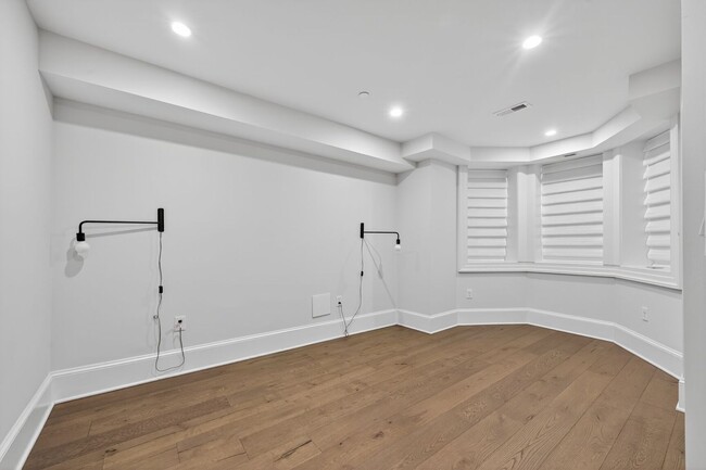 Building Photo - Available Now! 2 Bed // 2.5 Bath Between U...