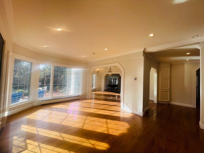 Building Photo - 200 Iris Way