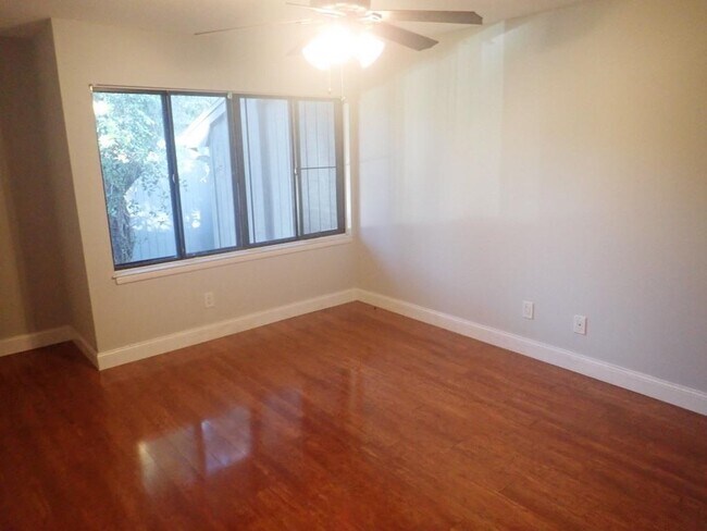 Building Photo - 12 Hillbrook Way