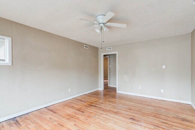 Building Photo - Wonderful updated home! 3/1!