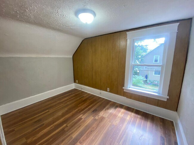 Building Photo - Spacious 3-Bed Single-Family Home in Quiet Kenmore Neighborhood