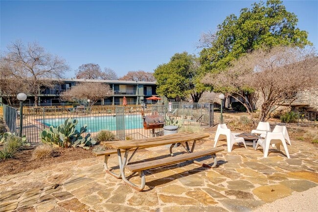 Building Photo - 1304 Mariposa Dr