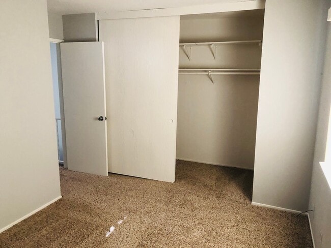 Building Photo - Great looking condo in a nice and clean complex