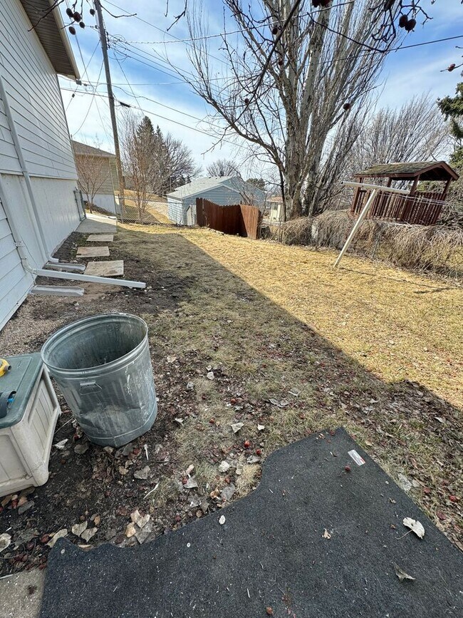 Building Photo - Private 4 bedroom and 2 bathroom home