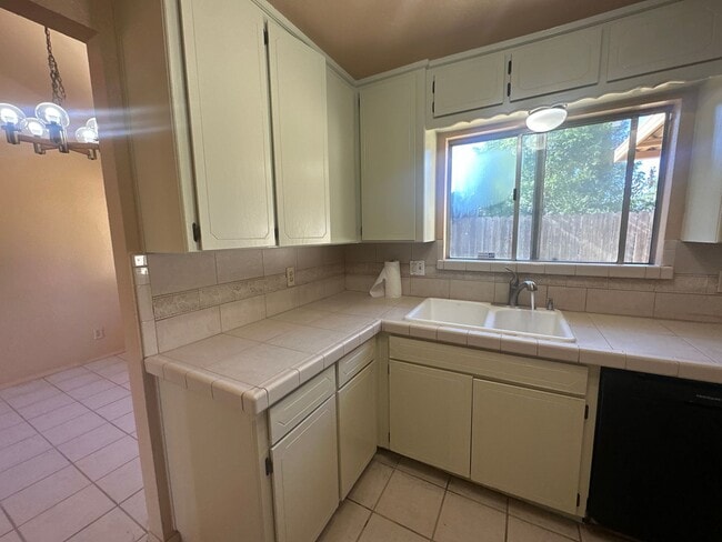 Building Photo - 560 Clover Dr