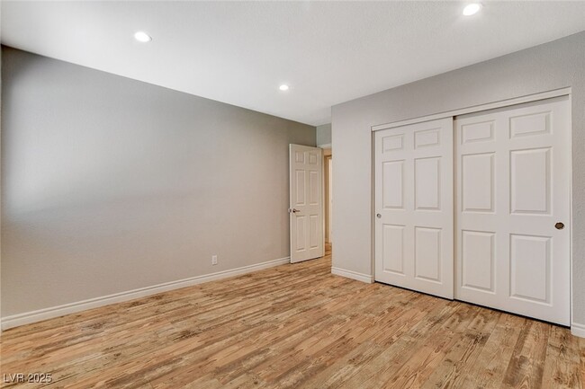 Building Photo - 5240 Indian River Dr