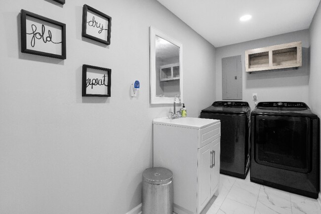 Building Photo - 634 Pollard Rd