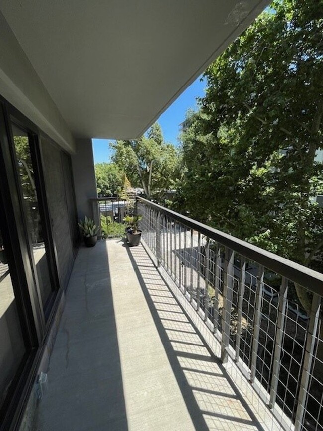 Building Photo - 1 Bedroom 1 Bathroom Downtown Unit with Pa...