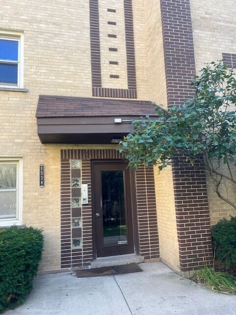 Building Photo - 1538 W Chase Ave