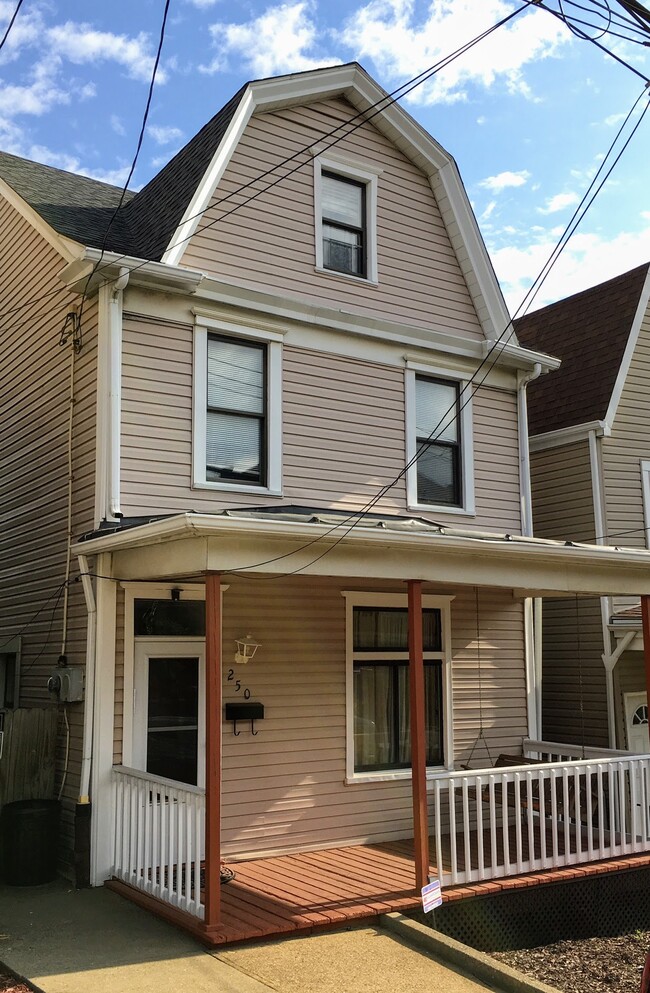 Building Photo - 250 Robinson St