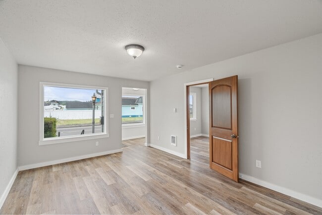 Building Photo - 207 N Alder St