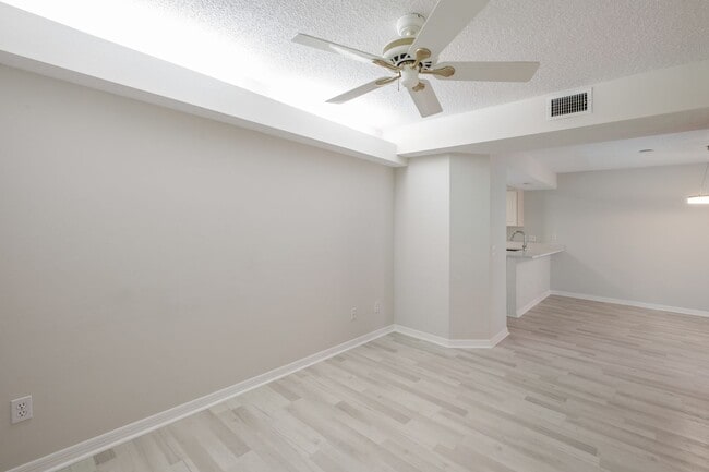 Building Photo - 2 bed + den 2 bath condo, just 2.5 miles from the beach!