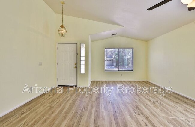 Building Photo - 1025 E Palomino Way