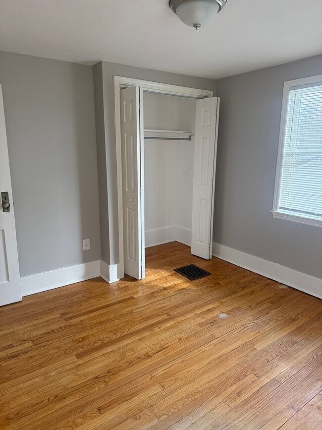 Building Photo - Spacious Mattydale 4 bed 1.5 bath home