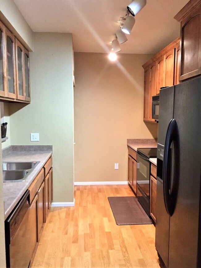 Building Photo - Stunning Condo in Town Center Terrace!