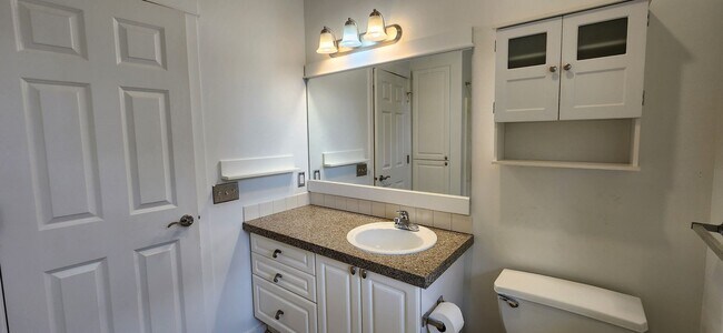 Building Photo - 2 Bed 2 Bath Top Floor Condo South Everett...