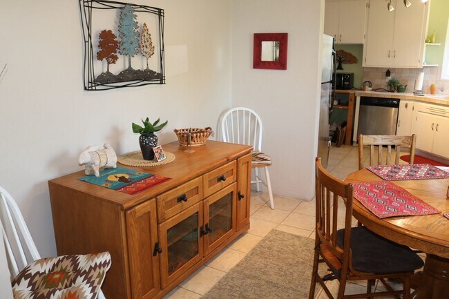 Building Photo - Two bedroom one bath fully furnished located in central Tucson!