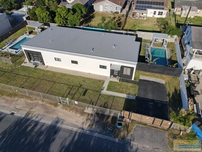 Building Photo - 711 S Shore Dr