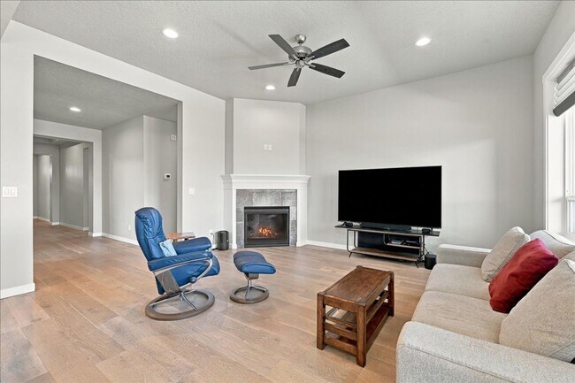 Building Photo - 2328 E Danzee Dr