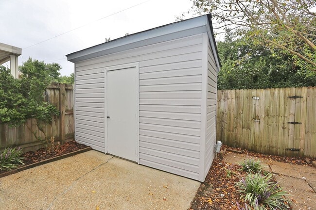 Building Photo - MUST SEE! Charming 3-Bedroom Townhome in Thoroughgood! 1-Car Attached Garage!