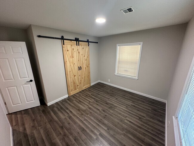 Building Photo - 6253 N Jacksonville Dr