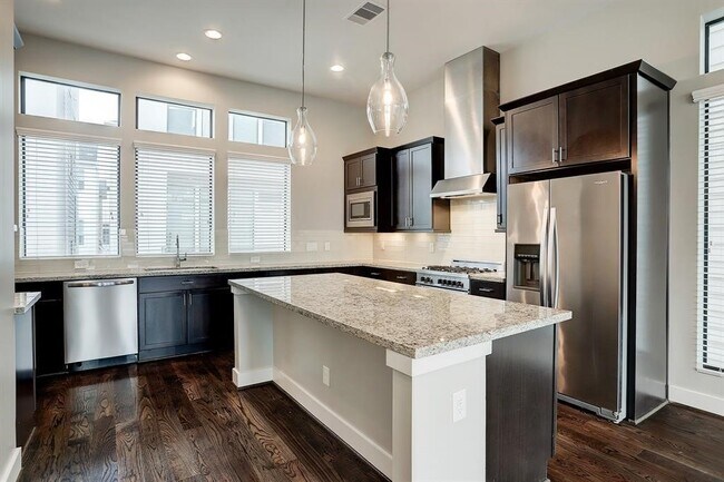 Building Photo - 2114 Sabine St