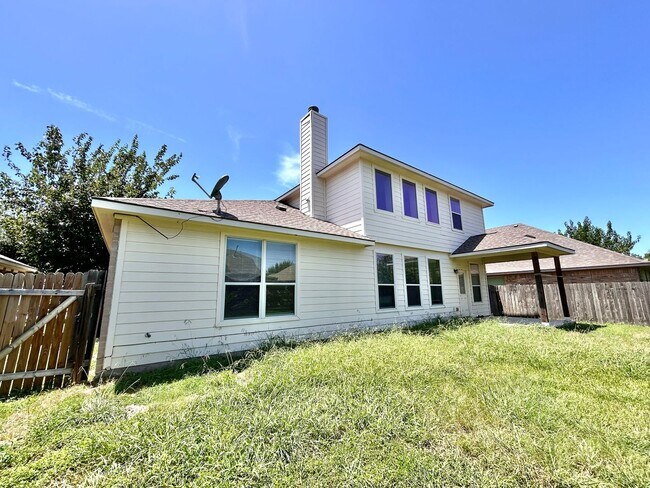 Building Photo - Your Next Home Awaits – Roomy, Bright & Co...