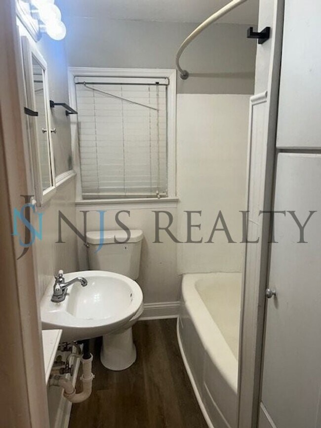 Building Photo - JUST RENOVATED! 2/1, 1180sq ft, Fully Updated Kitchen~Bath ~floors. NEW Appliances & Paint... wit...