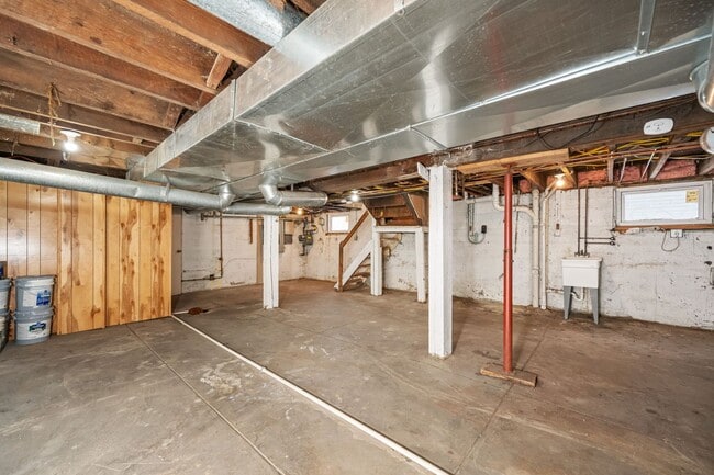 Building Photo - Madisonville- Charming 3+ bedroom 1.5 Bath, 1 car detached