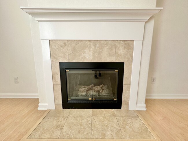 Building Photo - Hamilton 3+bd/2.5bth Townhome w/Den