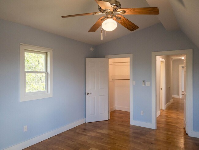 Building Photo - Beautiful Three Bedroom with Stunning View...