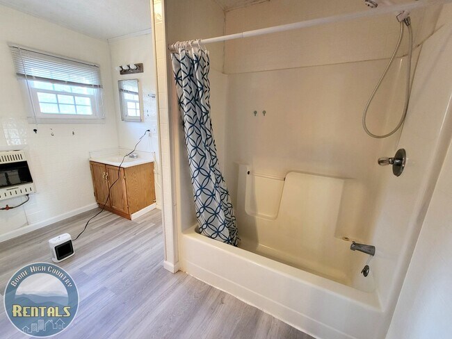 Building Photo - Two Bedroom Apartment on Shulls Mill Road