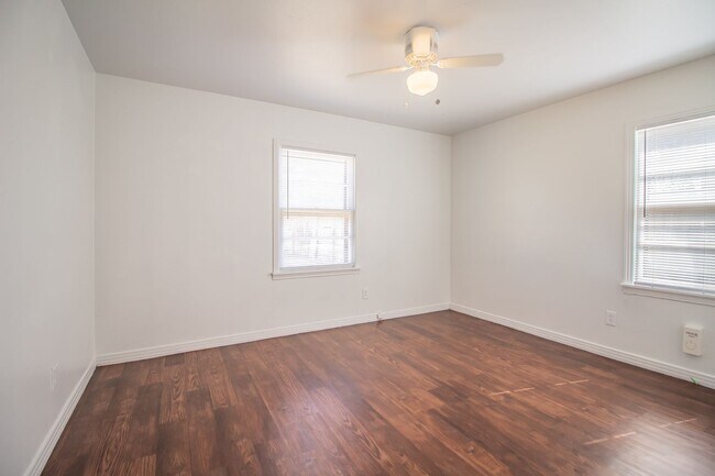 Building Photo - 3 bedroom 2 bathroom updated home for rent.