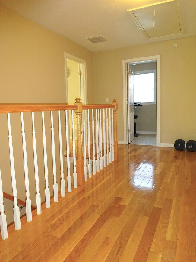 Gleaming Hardwoord floors - 24 Autumn Ln