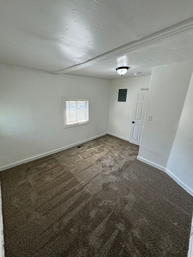 Building Photo - Fully Remodeled home in great location!