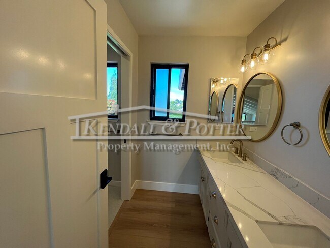 Building Photo - Beautifully Remodeled 4 Bed/2 Full Bath + ...