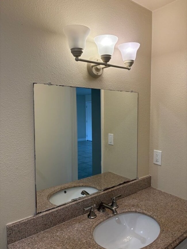 Building Photo - Single story, 3 bed 1.5 bath home.