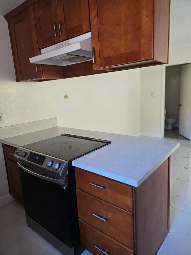Building Photo - Spacious 3-bed, 2-bath condo is located in the heart of UTC, right on the UCSD bus line! It featu...