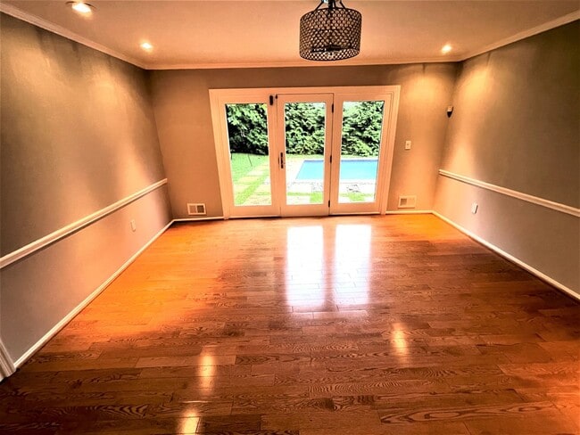 Building Photo - Luxury 5 bed, 3.5 bath with Pool!