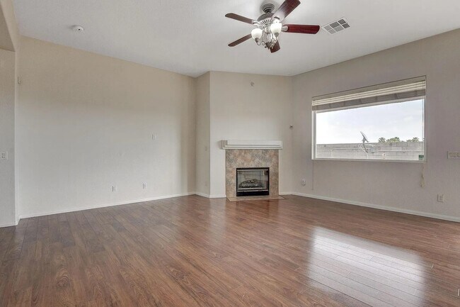 Living Rm - 3034 Constable St