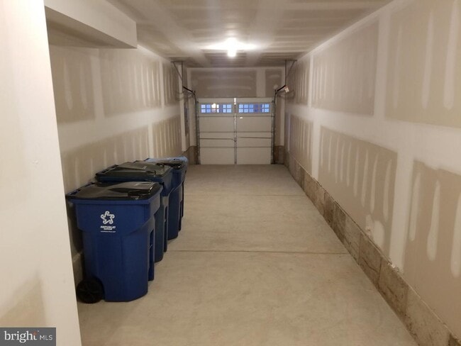 Building Photo - 754 W 2nd St